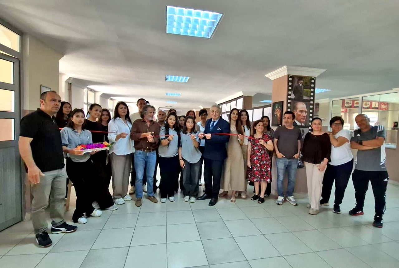 ÇEŞME ATATÜRK ANADOLU LİSESİ ÖĞRENCİLERİNİN YIL BOYUNCA HAZIRLADIĞI ESERLERDEN OLUŞAN "RENKLERİN...