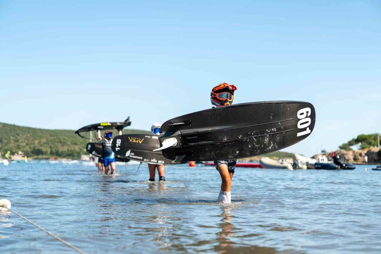 ÇEŞME ŞİFNE’DE DÜZENLENEN İZELTAŞ DÜNYA MOTOSURF ŞAMPİYONASI'NIN İLK ETAP YARIŞLARININ İLK GÜNÜ...
