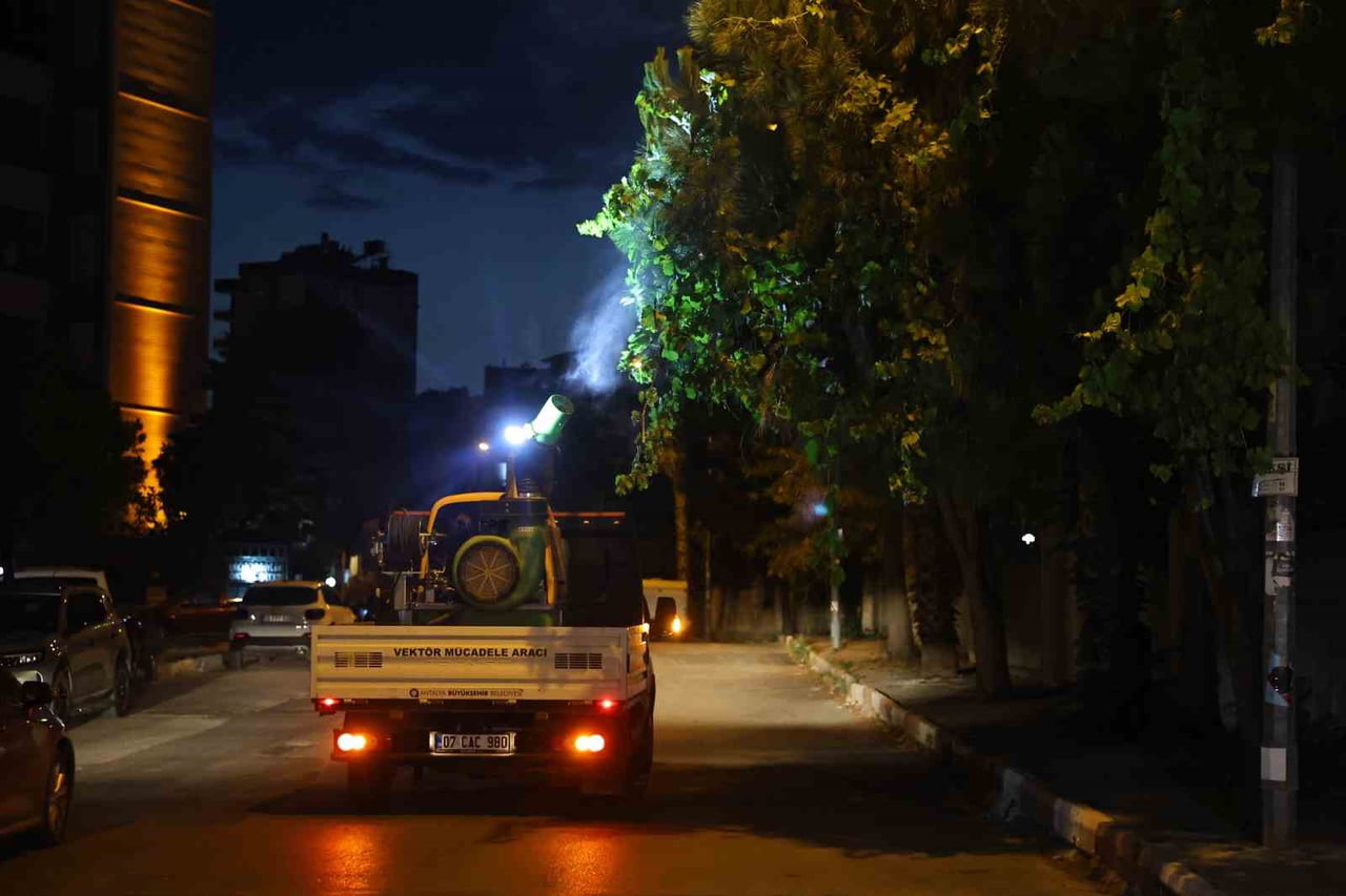 ÇEVRE SAĞLIĞI ŞUBE MÜDÜRLÜĞÜ EKİPLERİ, GÜNDÜZ SAATLERİNDE ÜREME ALANLARINDA LARVA MÜCADELESİ...