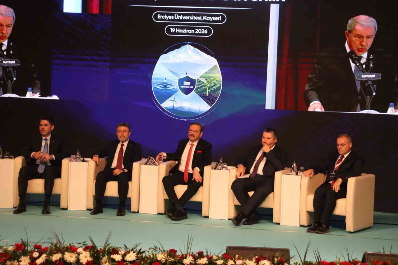 ÇEVRE, ŞEHİRCİLİK VE İKLİM DEĞİŞİKLİĞİ BAKANI MURAT KURUM, 6 ŞUBAT DEPREMLERİNİN ARDINDAN 2 YILDA...