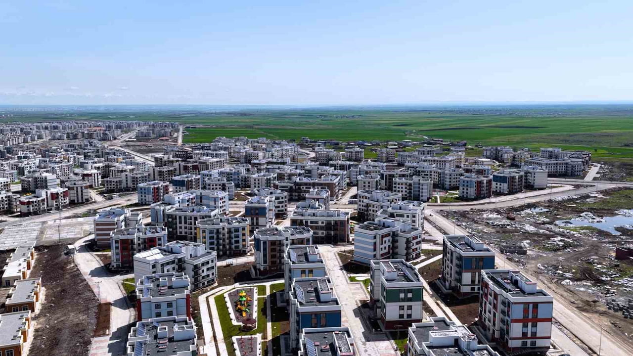 ÇEVRE, ŞEHİRCİLİK VE İKLİM DEĞİŞİKLİĞİ BAKANI MURAT KURUM, DİYARBAKIR’DA YAPILAN YENİ KONUTLAR...