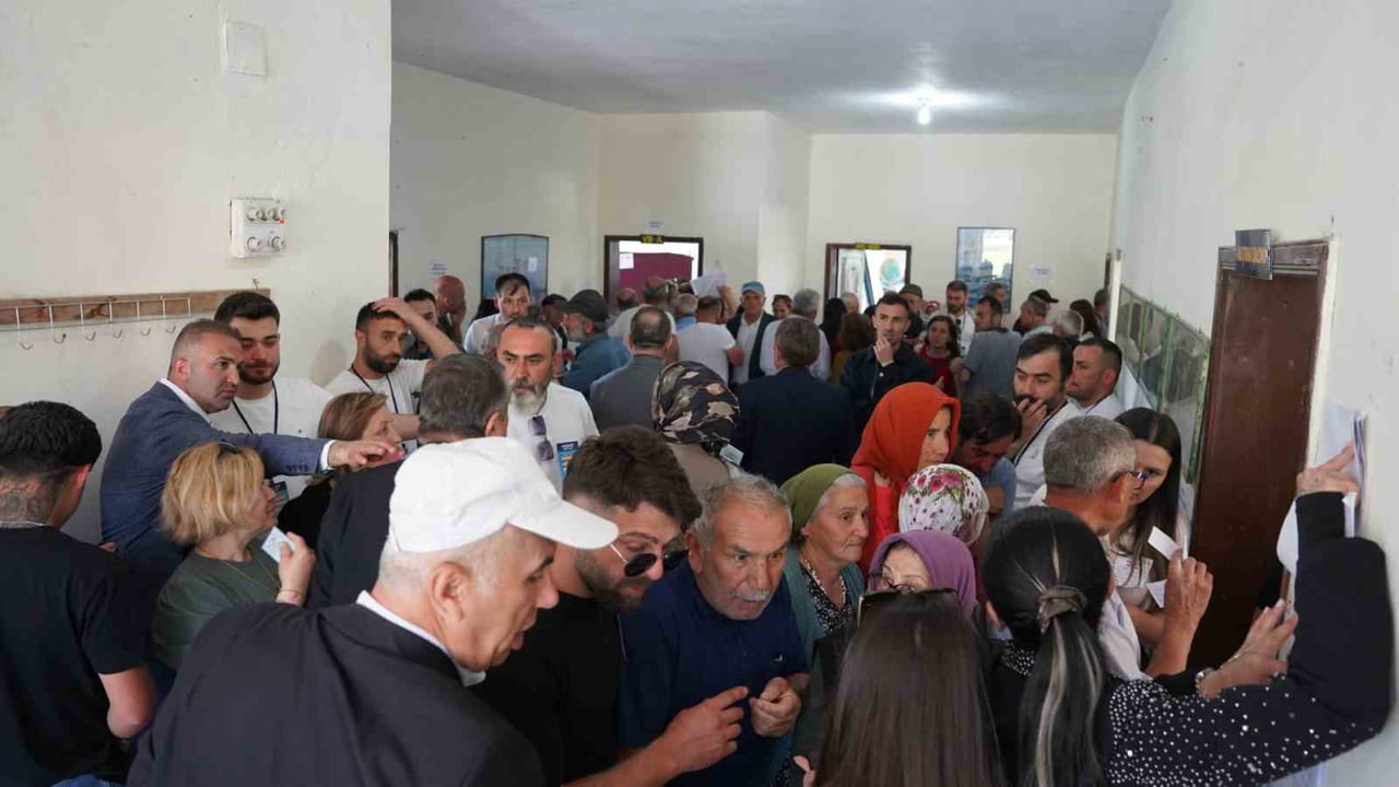 ÇEVRECİK’TE SEÇMENLER, YENİ BELEDİYE BAŞKANI VE MECLİS ÜYELERİNİ BELİRLEMEK ÜZERE SABAH...