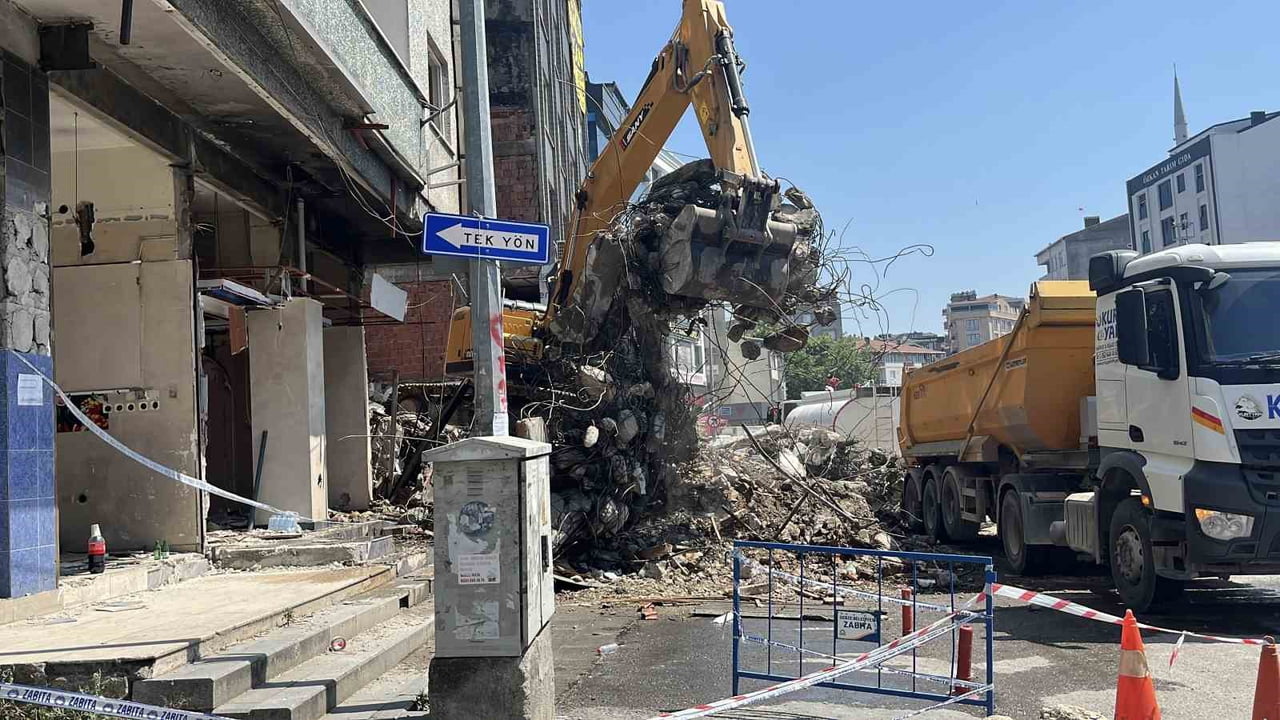 ÇEVREDEKİ 22 RİSKLİ YAPININ DÖNÜŞÜM SÜRECİNDE İLK YIKIM GERÇEKLEŞTİRİLDİ.