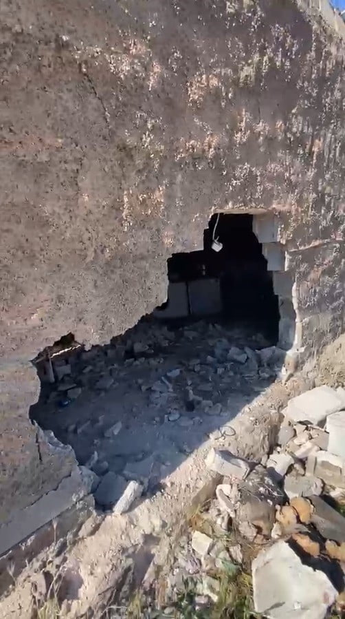 CEYLANPINAR İLÇESİNDE, FRENİ BOŞALAN TRAKTÖRÜN BİR EVİN DUVARINI YIKARAK İÇERİ GİRMESİ SONUCU...
