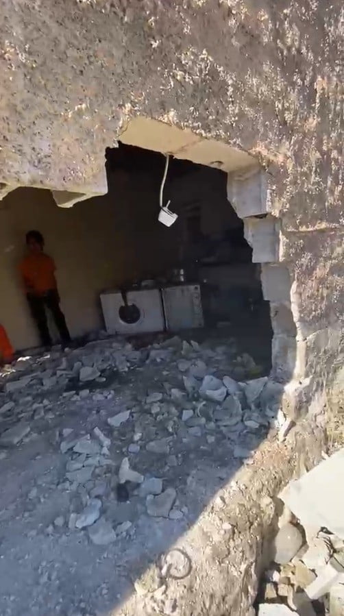 CEYLANPINAR İLÇESİNDE, FRENİ BOŞALAN TRAKTÖRÜN BİR EVİN DUVARINI YIKARAK İÇERİ GİRMESİ SONUCU...