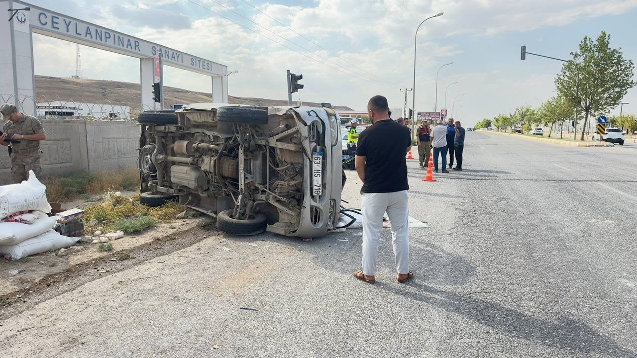 CEYLANPINAR İLÇESİNDE KAMYONETİN DEVRİLMESİ SONUCU 2 KİŞİ YARALANDI.