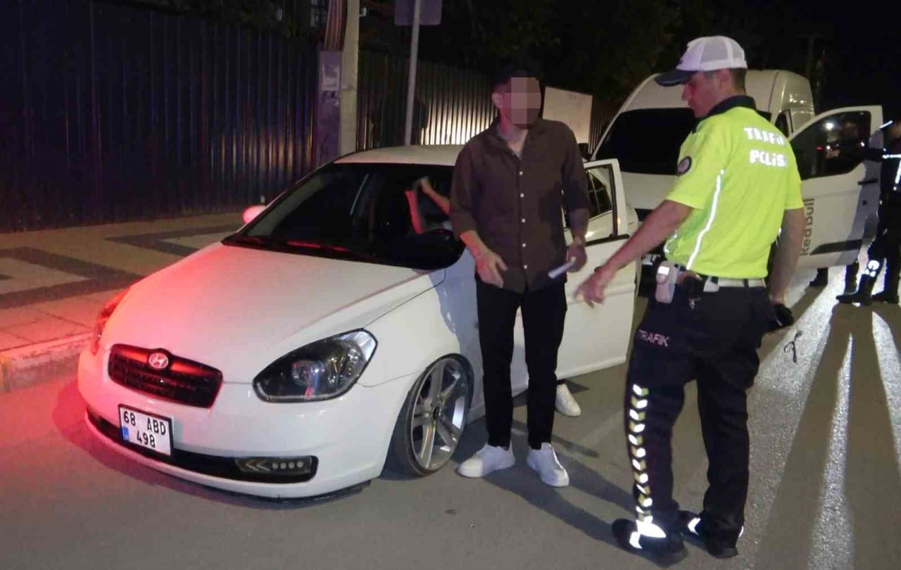 CEZA KESİLMESİNE RAĞMEN POLİS MEMURLARININ VE GAZETECİLERİN HİÇ ALIŞIK OLMADIĞI BİR ÜSLUPLA HİTAP...