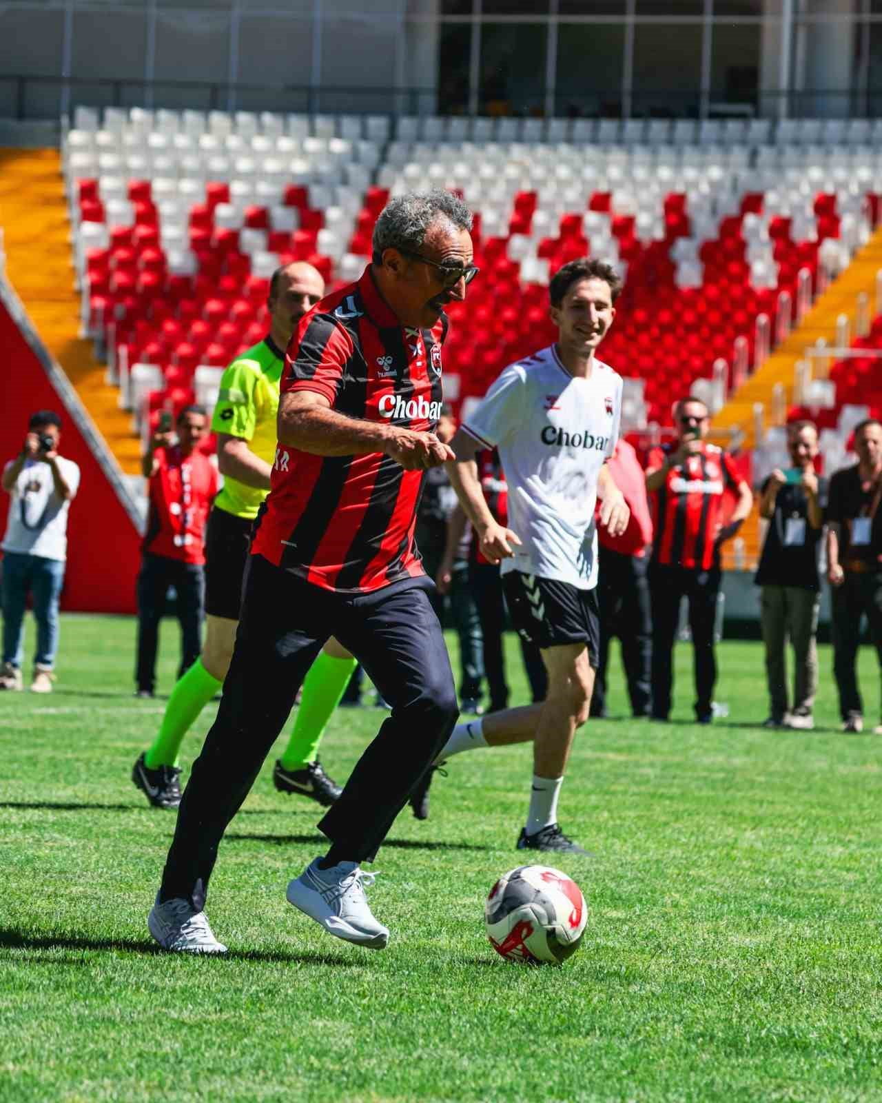 CHOBANİ KURUCUSU VE CEO'SU HAMDİ ULUKAYA'DAN ERZİNCANSPOR'A DEV DESTEK
