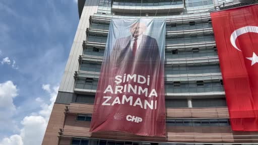 CHP Genel Başkanı Kılıçdaroğlu'na yakın partililer CHP Genel Merkezi'nde toplanmaya başladı