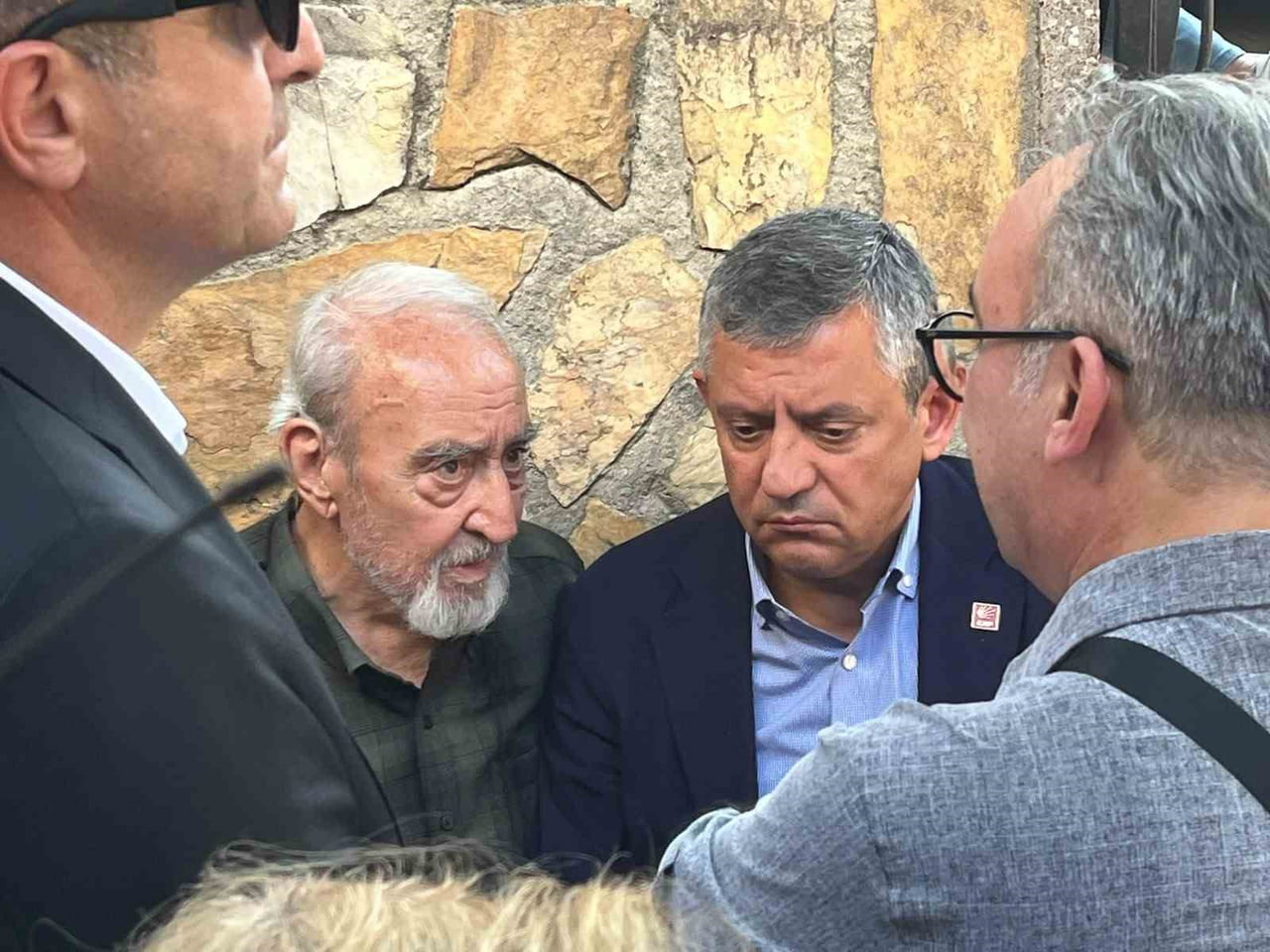 CHP GRUP BAŞKANI ÖZEL, İZMİR'DE GÖNÜLŞEN AİLESİNİN CENAZESİNE KATILDI