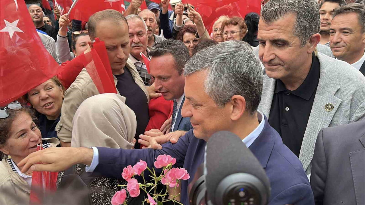 CHP GRUP BAŞKANI ÖZGÜR ÖZEL, BURDUR ZİYARETİ ÇERÇEVESİNDE VATANDAŞLARA SESLENDİ. İSTASYON PARKINDA...