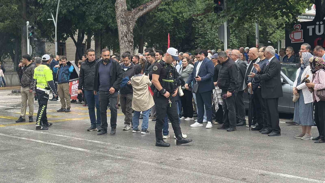 CHP GRUP BAŞKANI ÖZGÜR ÖZEL, BURDUR ZİYARETİ ÇERÇEVESİNDE VATANDAŞLARA SESLENDİ. İSTASYON PARKINDA...