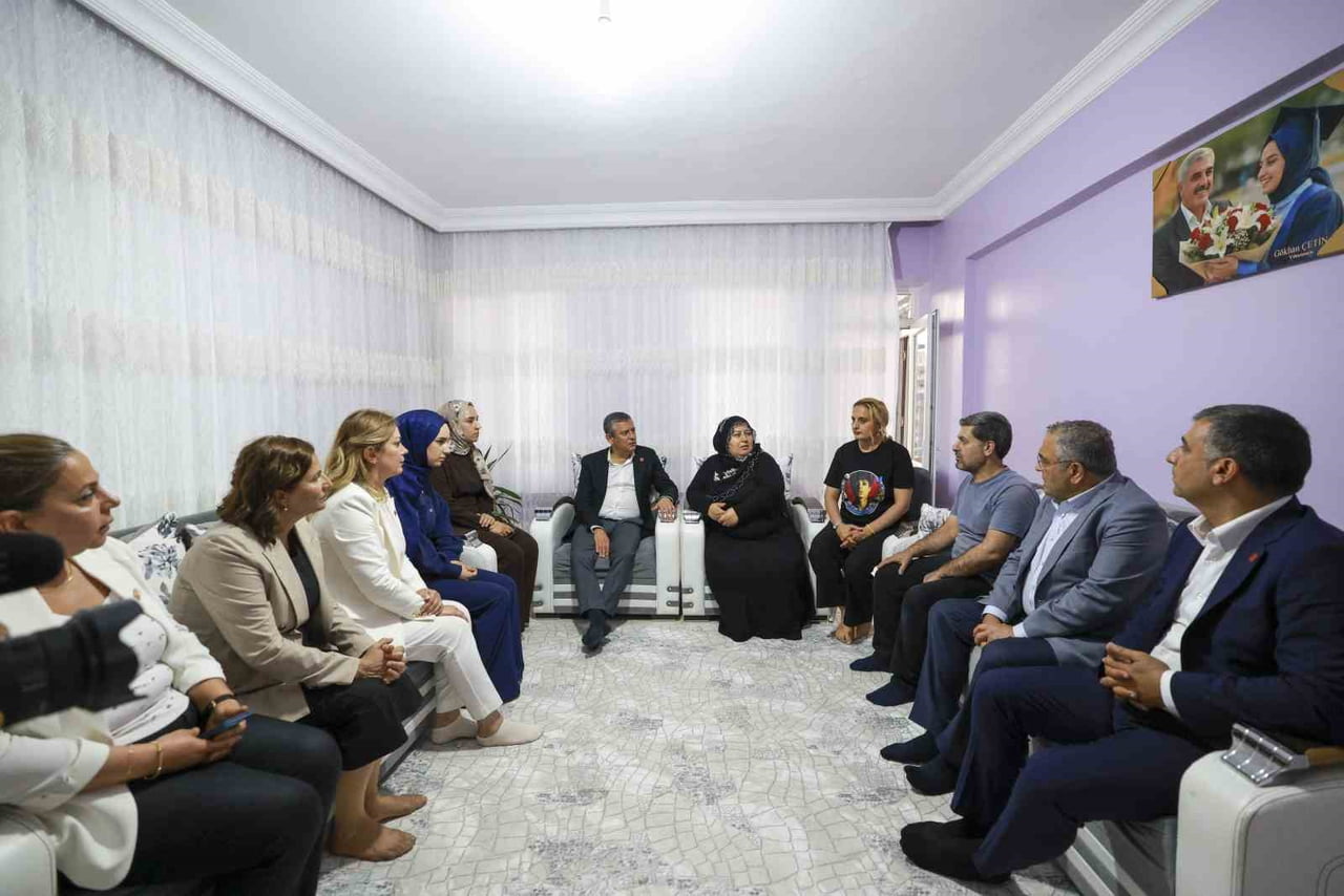 CHP GRUP BAŞKANI ÖZGÜR ÖZEL, DİYARBAKIR'DA ROJİN KABAİŞ'İN AİLESİNİ EVLERİNDE ZİYARET...