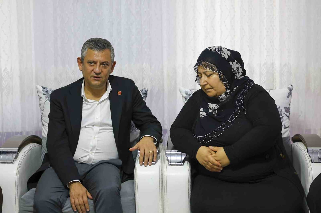 CHP GRUP BAŞKANI ÖZGÜR ÖZEL, DİYARBAKIR'DA ROJİN KABAİŞ'İN AİLESİNİ EVLERİNDE ZİYARET...