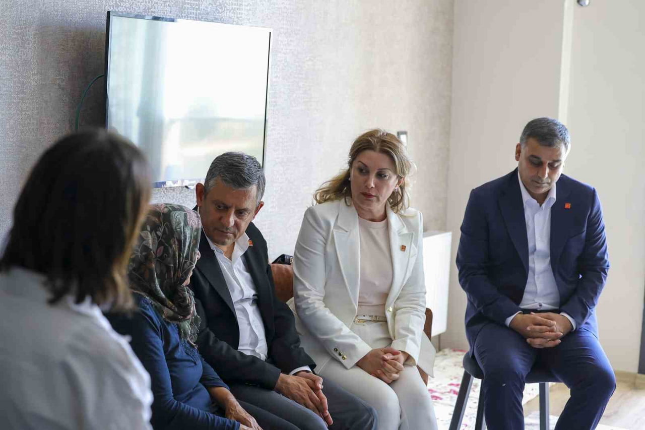 CHP GRUP BAŞKANI ÖZGÜR ÖZEL, DİYARBAKIR’DA GÜLİSTAN DOKU’NUN AİLESİNİ ZİYARET ETTİ.
