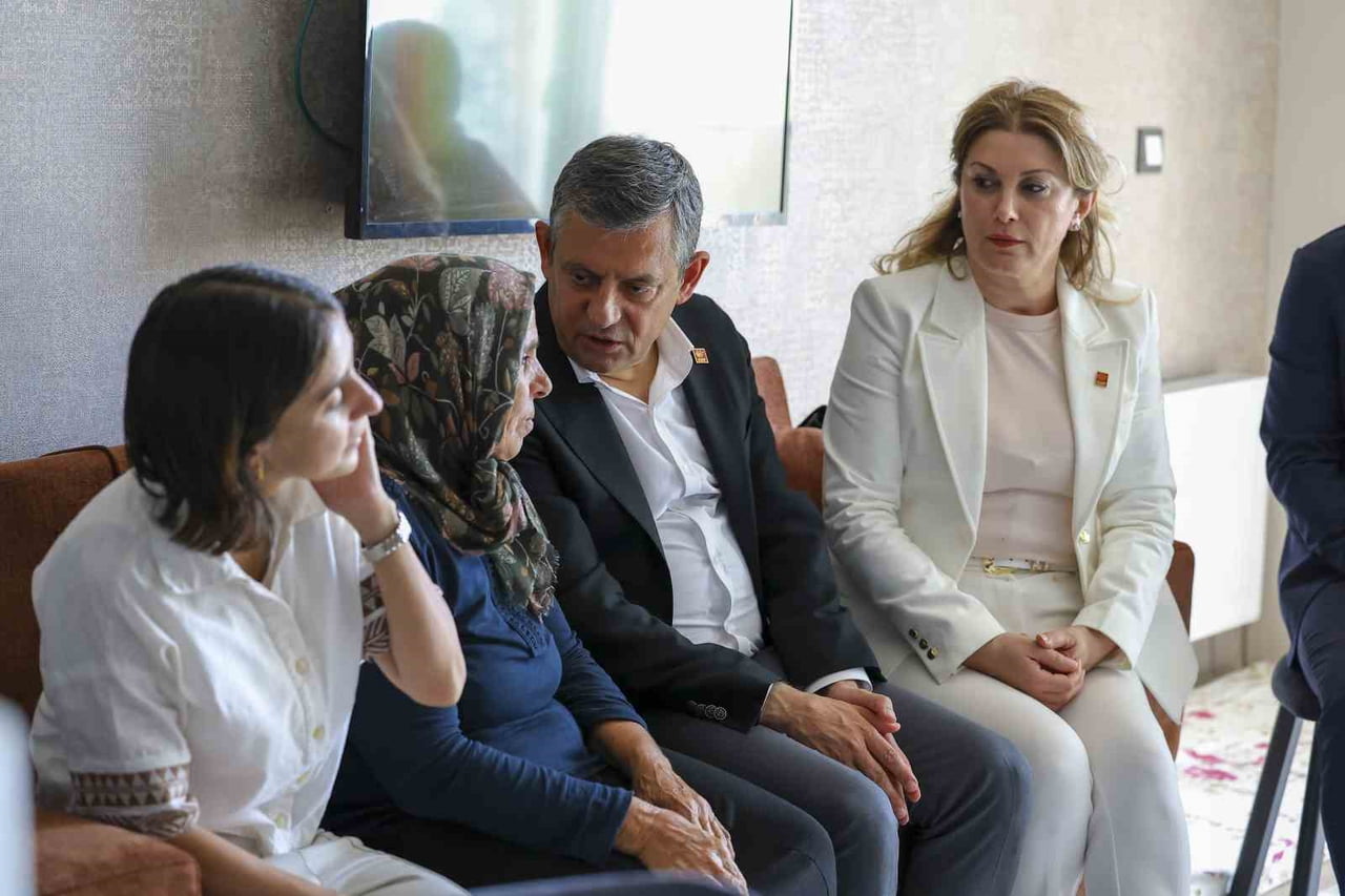 CHP GRUP BAŞKANI ÖZGÜR ÖZEL, DİYARBAKIR’DA GÜLİSTAN DOKU’NUN AİLESİNİ ZİYARET ETTİ.