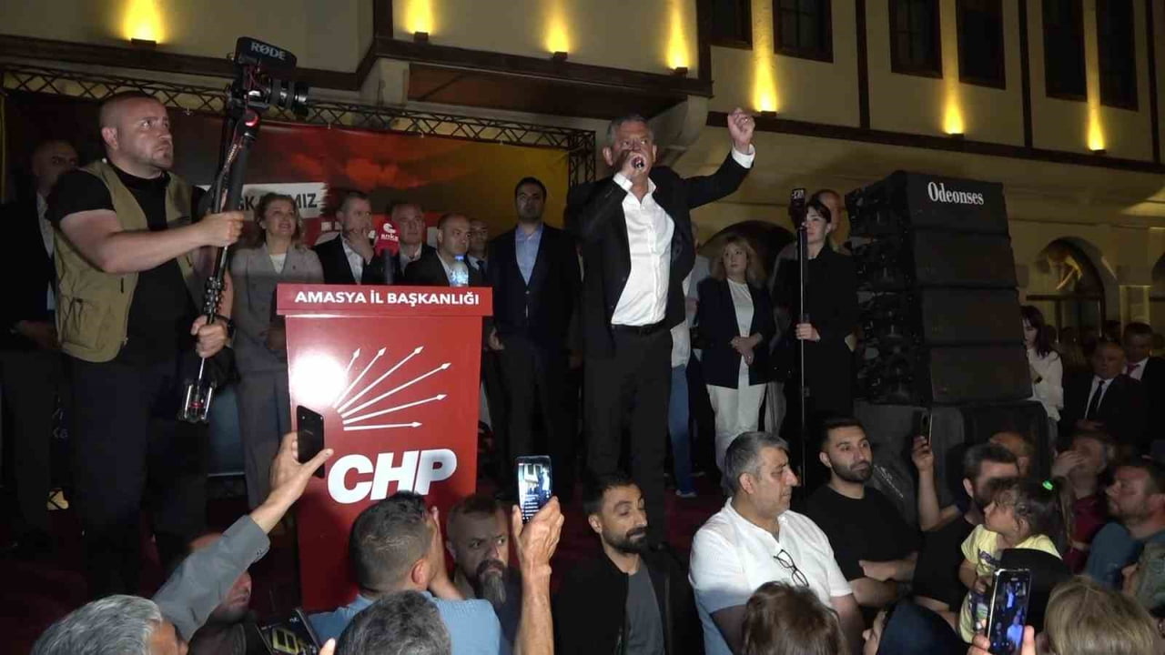 CHP’Lİ ÖZGÜR ÖZEL, AMASYA’DA PARTİLİLERİYLE BULUŞTU. KALABALIĞA SESLENEN ÖZEL, "AYRILIK, GAYRILIK...