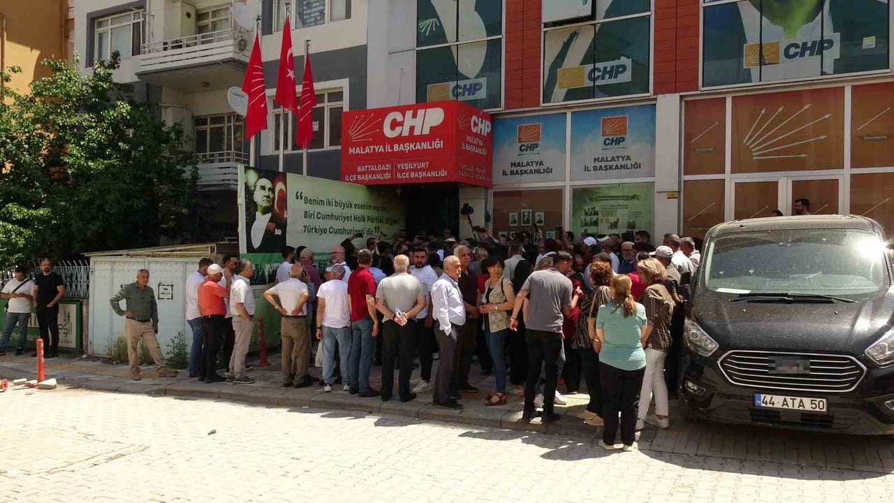 CHP MALATYA İL BAŞKANLIĞI'NDA DEVİR TESLİM MESELESİNDEN BAŞLAYAN GERGİNLİK, SABAH SAATLERİNE KADAR...