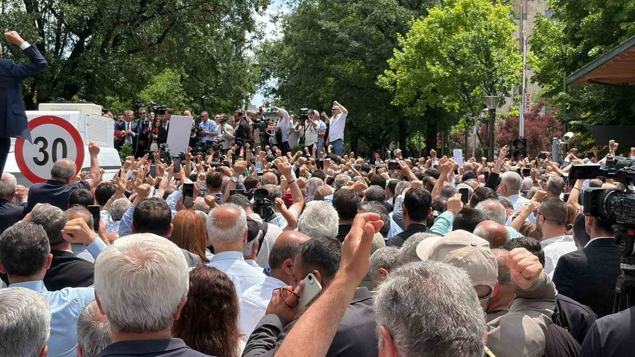 CHP TBMM GRUP BAŞKANI ÖZGÜR ÖZEL, TBMM DİKMEN KAPISI ÖNÜNDE BEKLEYEN CHP'LİLERİN YANINA GİDEREK...