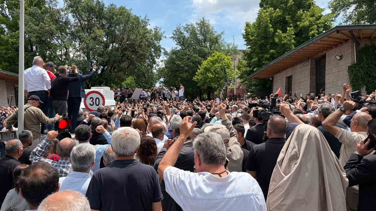 CHP TBMM GRUP BAŞKANI ÖZGÜR ÖZEL, TBMM DİKMEN KAPISI ÖNÜNDE BEKLEYEN CHP'LİLERİN YANINA GİDEREK...