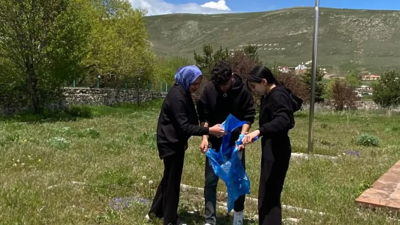 ÇILDIR ANADOLU İMAM HATİP LİSESİ ÖĞRENCİLERİ, COĞRAFYA ÖĞRETMENİ EMRAH TURAL REHBERLİĞİNDE DÜNYA...