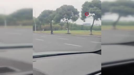 Çin'in Changzhou kentinde test uçuşu yapan helikopterin acil iniş sonrası kontrolsüz bir şekilde...