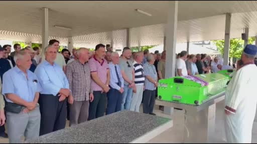 Cinnet kurbanı anne ve kızı defnedildi