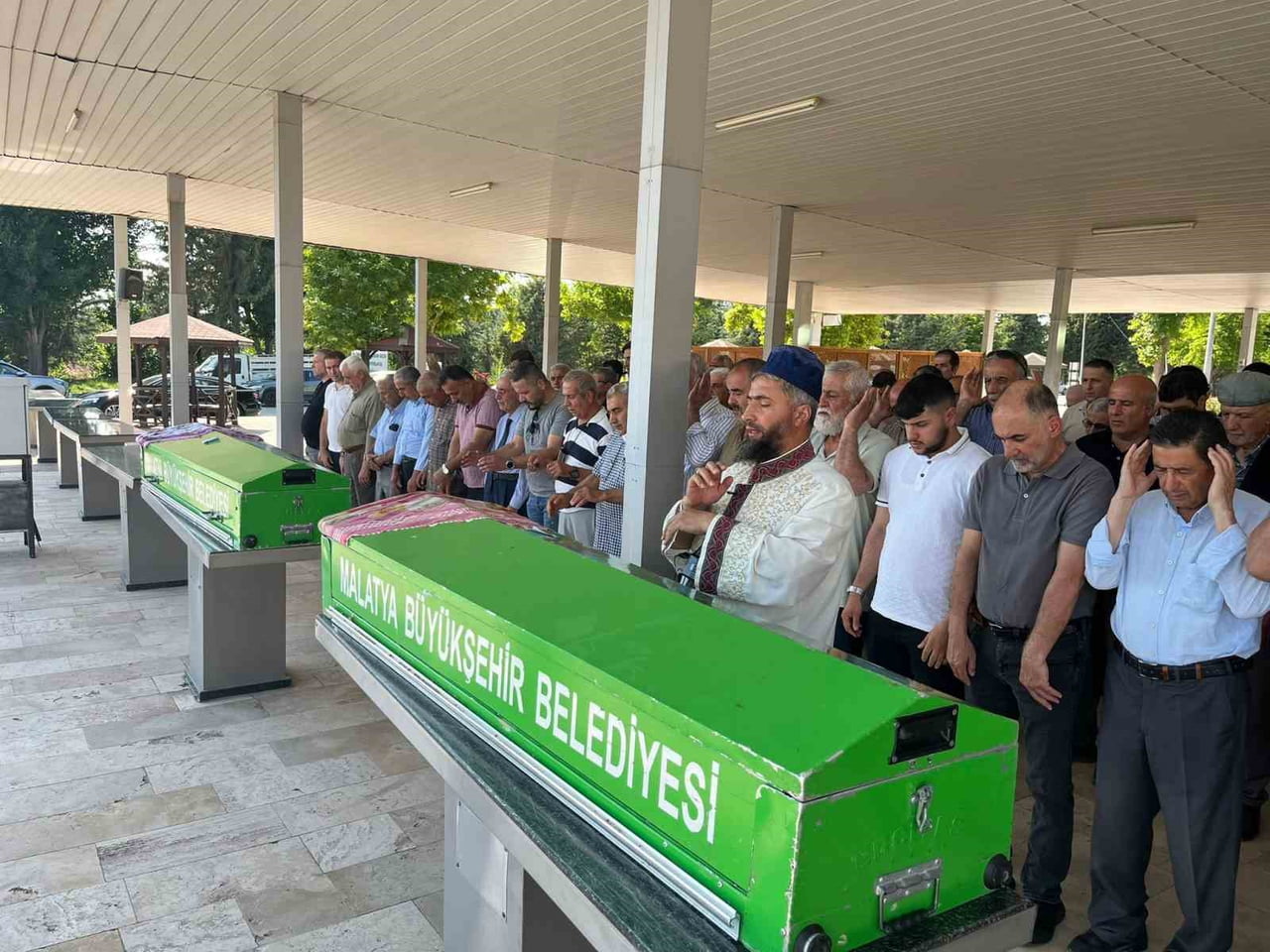 CİNNET KURBANI ANNE VE KIZI DEFNEDİLDİ