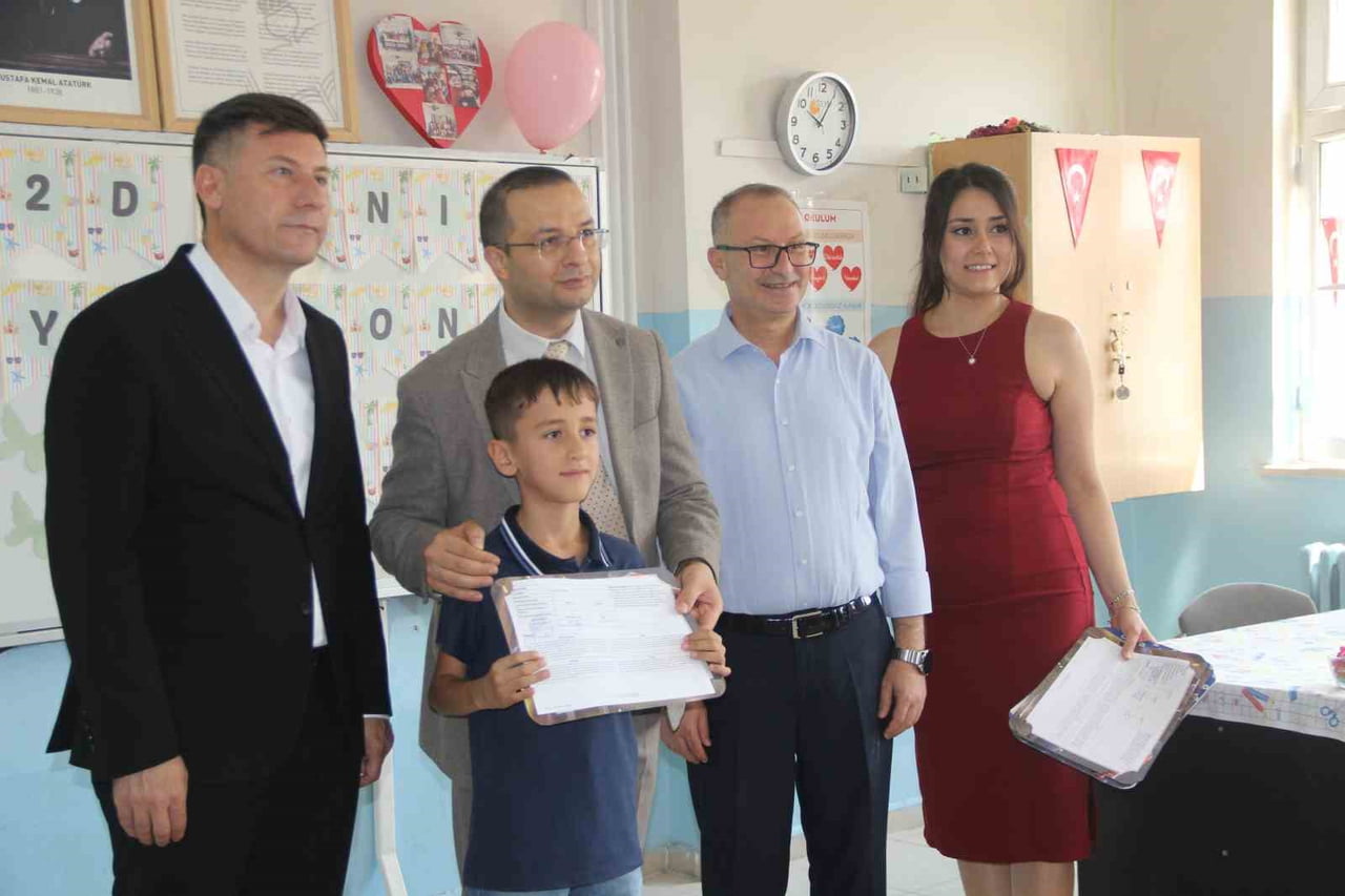 CİZRE'DE SON DERS ZİLİ ÇALDI: 47 BİN ÖĞRENCİ KARNE HEYECANI YAŞADI