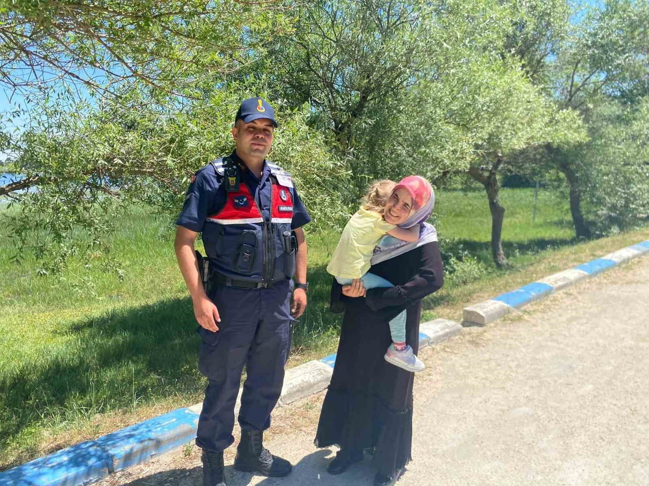 ÇOCUK ANNESİNE TESLİM EDİLİRKEN, ANNE AYSEL Ü. EKİPLERE ÇOK TEŞEKKÜR ETTİ.