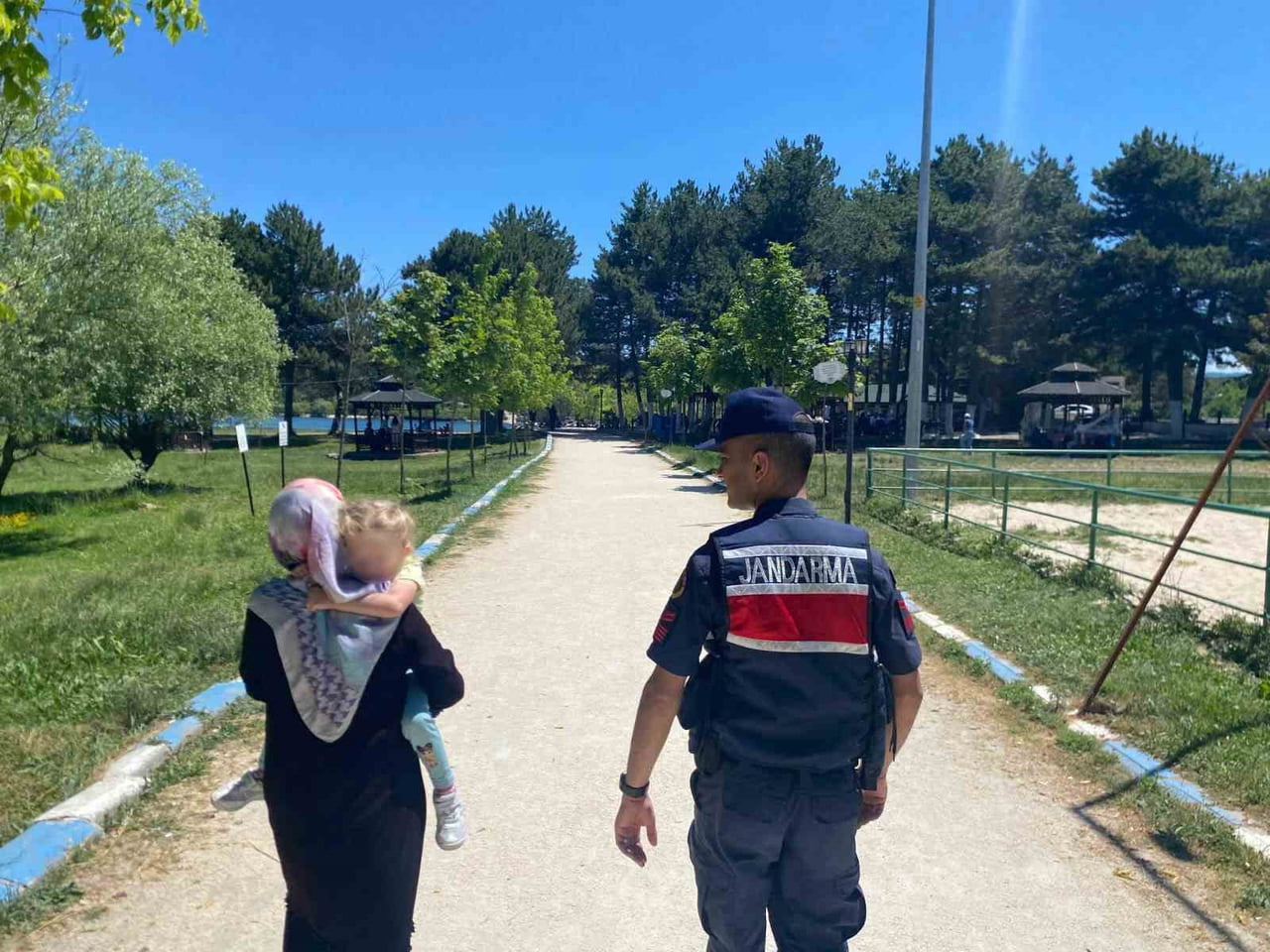 ÇOCUK ANNESİNE TESLİM EDİLİRKEN, ANNE AYSEL Ü. EKİPLERE ÇOK TEŞEKKÜR ETTİ.