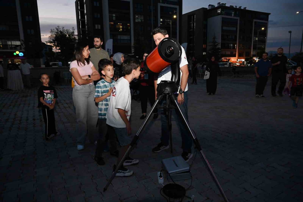 ÇOCUKLAR VE VATANDAŞLAR TELESKOPLA AY VE GÖKYÜZÜNÜ İNCELEME FIRSATI BULDU.