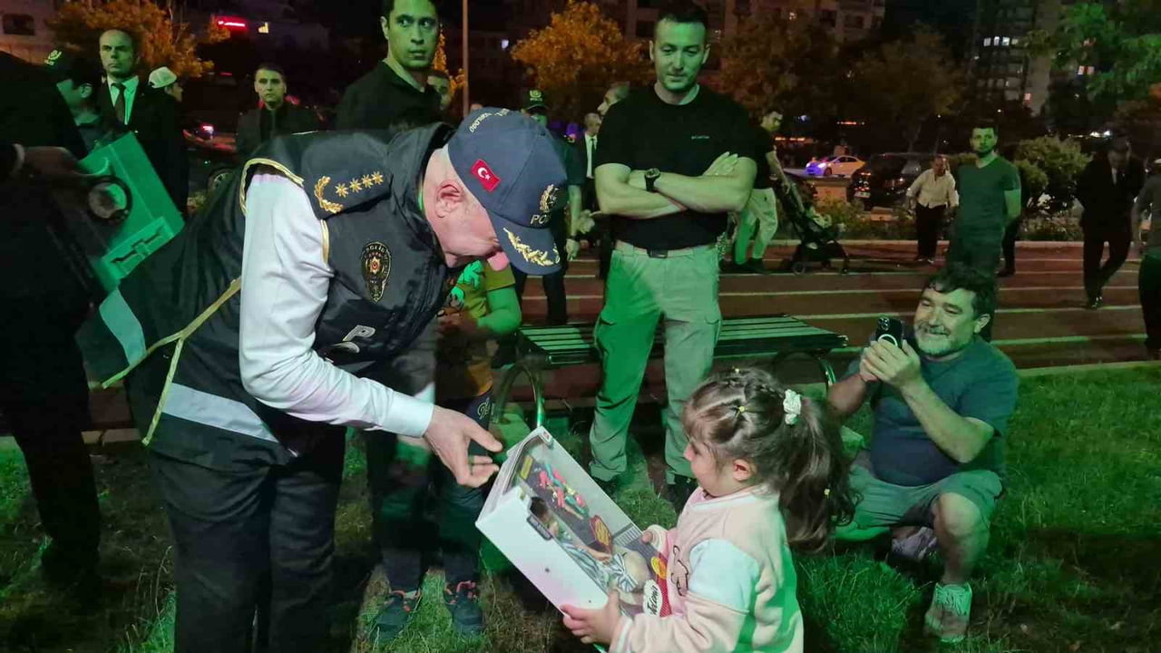 ÇOCUKLARA HEDİYE VERMESİ