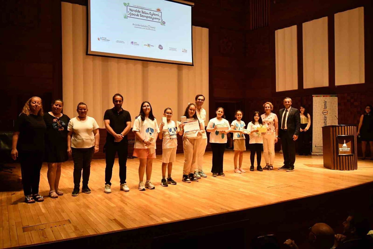 ÇOCUKLARA PROGRAM SONUNDA SERTİFİKALARI TAKDİM EDİLDİ.