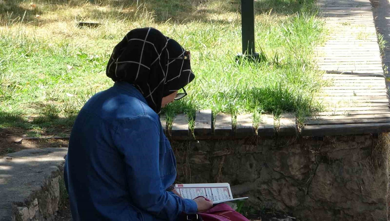 ÇOCUKLARINI OKULLARA GÖTÜREN VELİLER, SINAV SÜRESİNCE PARK VE BAHÇELERDE KUR'AN-I KERİM OKUYUP DUA...