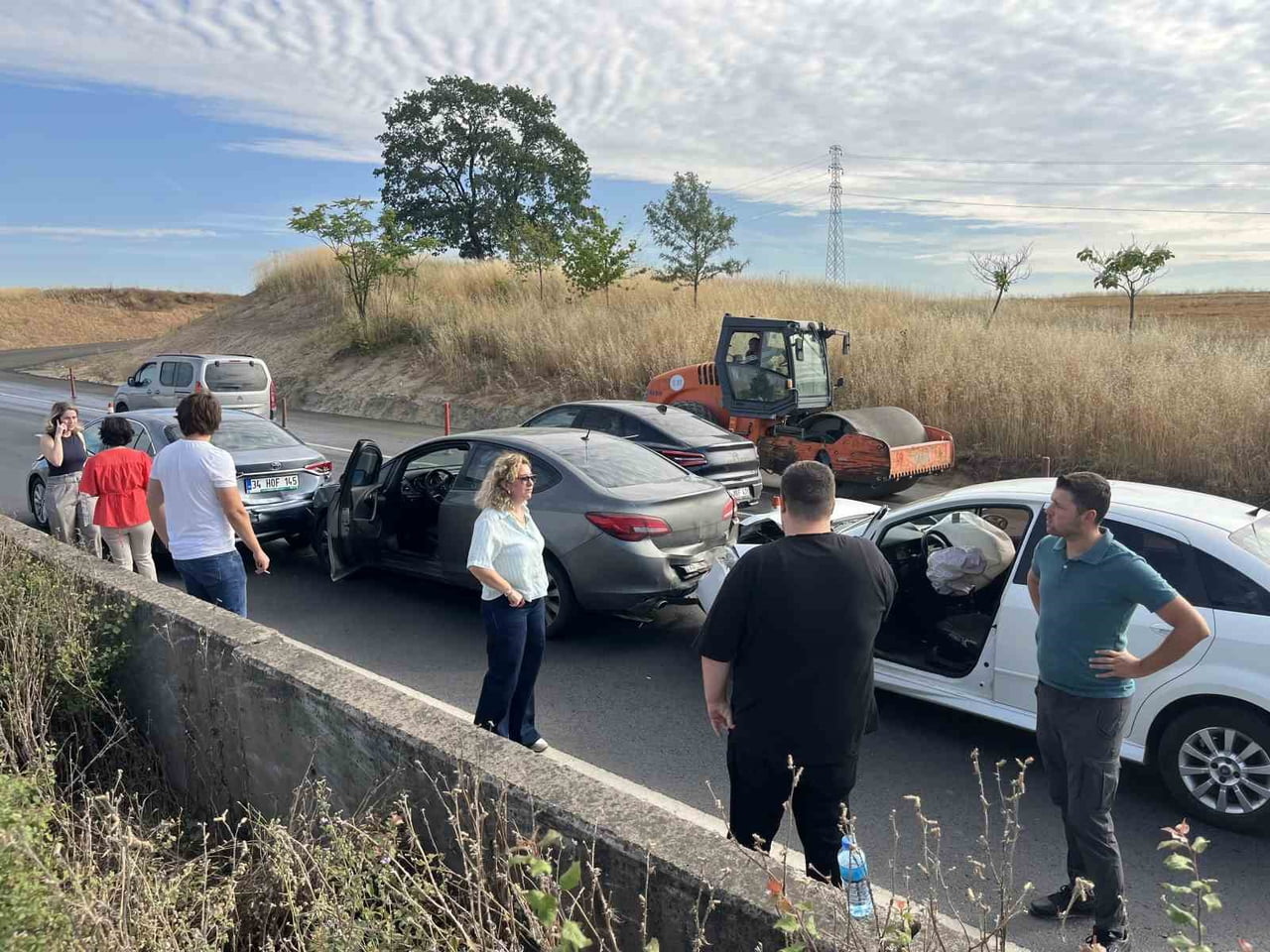 ÇORLU'DA 500 METRE ARAYLA İKİ AYRI YERDE 6 ARAÇLI ZİNCİRLEME KAZA
