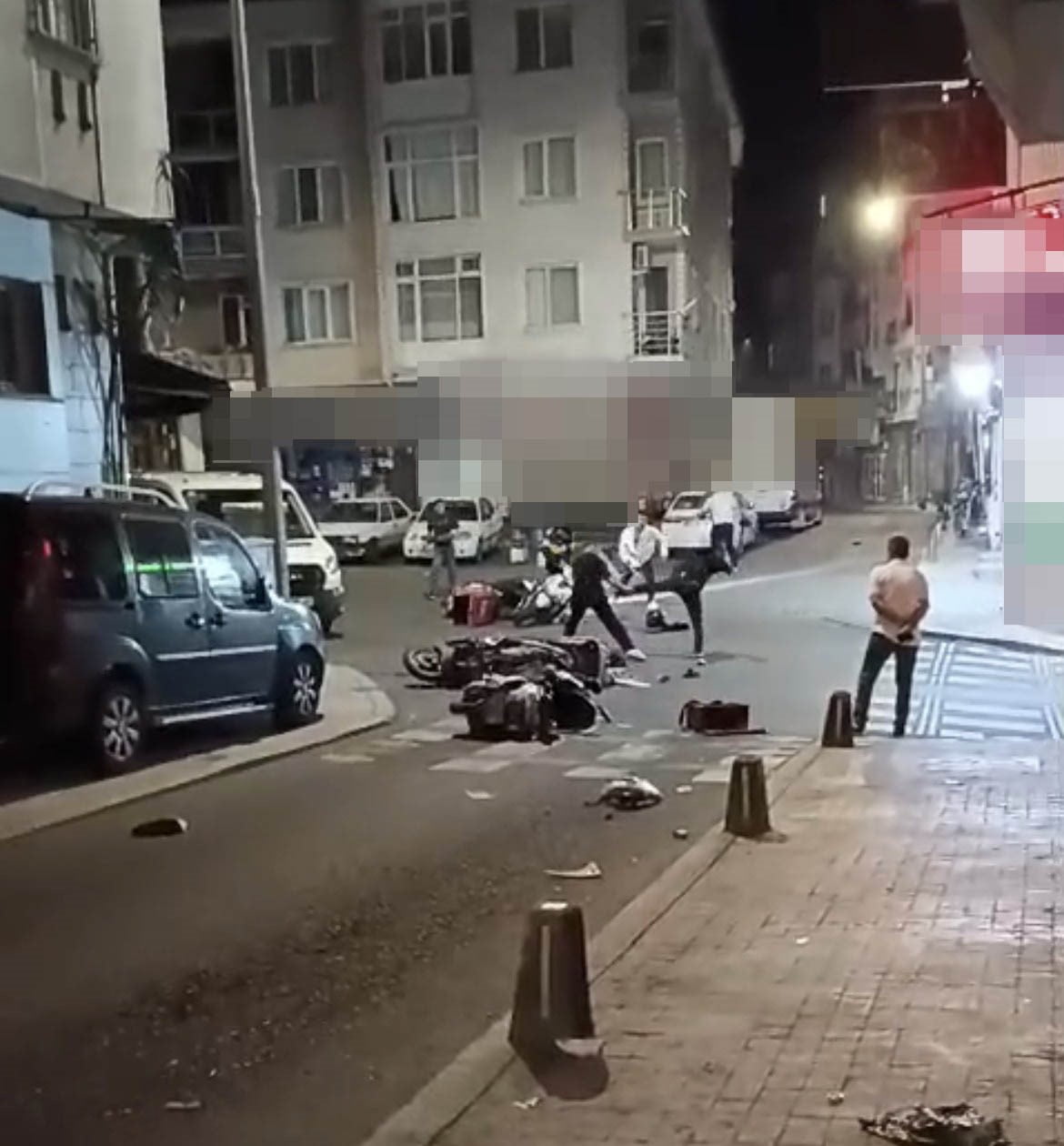 ÇORLU’DA 2 KİŞİNİN YARALANDIĞI KAVGA ANI KAMERADA