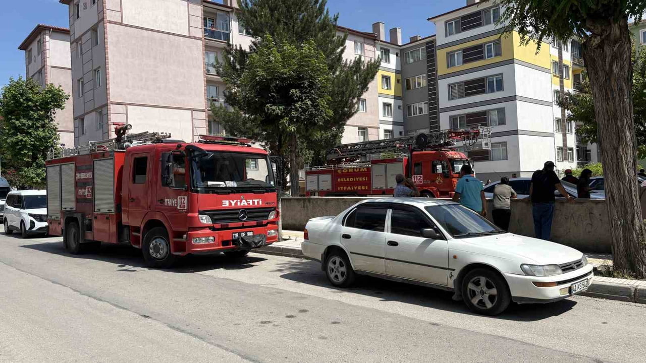 ÇORUM'DA 5. KATTAKİ EVİNİN BALKONUNA ÇIKARAK İNTİHAR GİRİŞİMİNDE BULUNAN ŞAHSIN AŞAĞI ATLAMASINI...