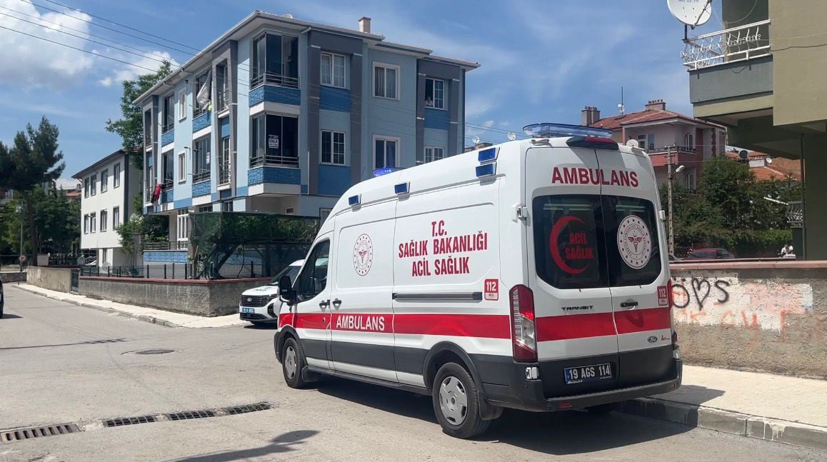 ÇORUM'DA AİLESİYLE TARTIŞAN GENÇ KIZ, ANNE VE BABASINI EVDE BIÇAKLA REHİN ALDI. EKİPLER MÜDAHALEDE...