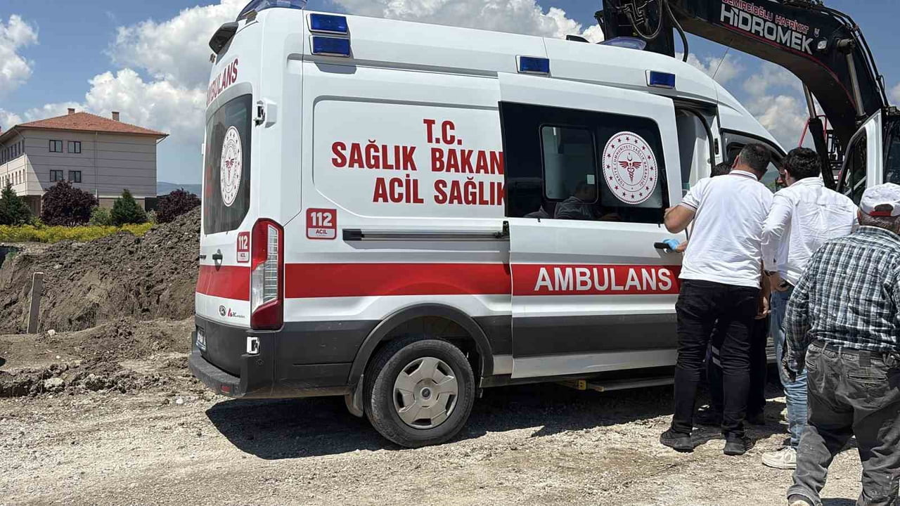 ÇORUM'DA BİR İNŞAAT ŞANTİYE ALANINDA MEYDANA GELEN TOPRAK KAYMASI NETİCESİNDE GÖÇÜK ALTINDA KALAN...