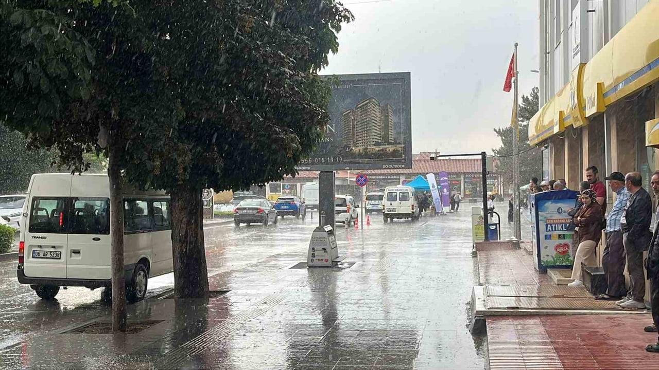 ÇORUM'DA ETKİLİ OLAN SAĞANAK YAĞIŞA HAZIRLIKSIZ YAKALANAN VATANDAŞLAR ZOR ANLAR YAŞANDI.