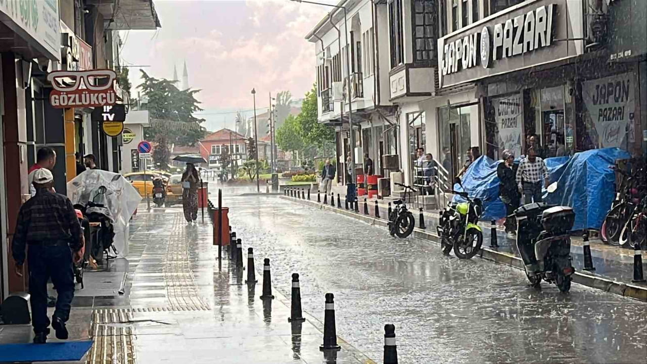 ÇORUM'DA ETKİLİ OLAN SAĞANAK YAĞIŞA HAZIRLIKSIZ YAKALANAN VATANDAŞLAR ZOR ANLAR YAŞANDI.