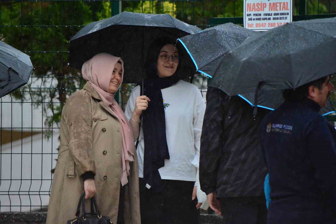 ÇORUM'DA LGS SINAVINA GİREN ÖĞRENCİLERİN AİLELERİ YAĞMURA RAĞMEN OKUL ÖNÜNDE BEKLEMEYİ...