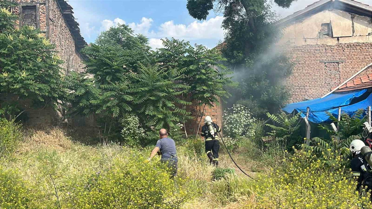 ÇORUM'DA METRUK YAPIDA MEYDANA GELEN YANGINA İTFAİYE EKİPLERİ MÜDAHALEDE BULUNDU