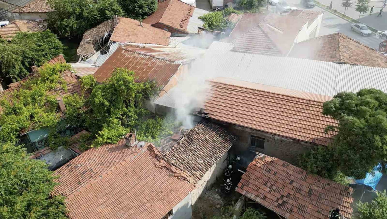 ÇORUM'DA MEYDANA GELEN YANGIN DRONLA HAVADAN GÖRÜNTÜLENDİ