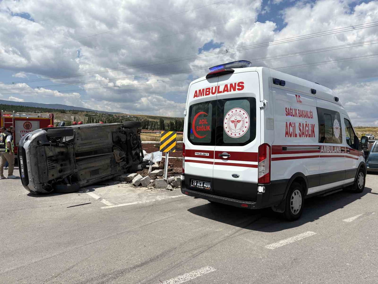 ÇORUM'DA OTOMOBİL İLE HAFİF TİCARİ ARACIN KAVŞAKTA ÇARPIŞMASI SONUCU MEYDANA GELEN TRAFİK...