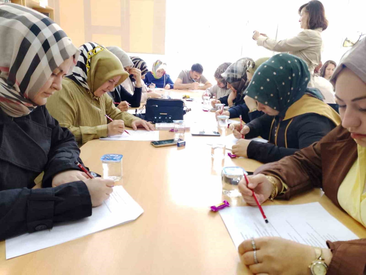 ÇORUM'DA "OKUYAN AİLE, ÖĞRENEN TOPLUM" SLOGANIYLA BAŞLATILAN PROJEDE VELİLER SINAV HEYECANINI...