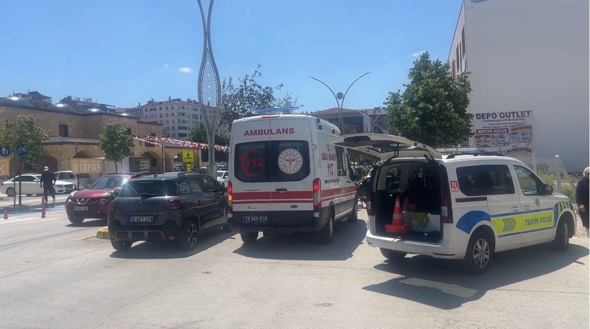 ÇORUM'DA YOLUN KARŞISINA GEÇMEK İSTERKEN MOTOSİKLETİN ÇARPTIĞI YAYA YARALANDI.