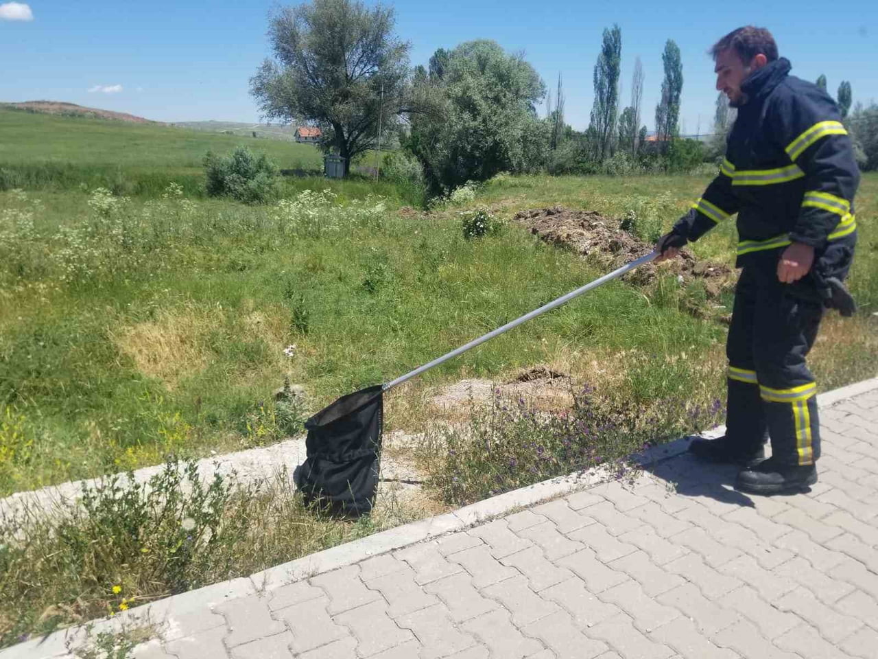 ÇORUM'UN ALACA İLÇESİNDE EVE GİREN YILAN EKİPLER TARAFINDAN YAKALANARAK DOĞAYA BIRAKILDI