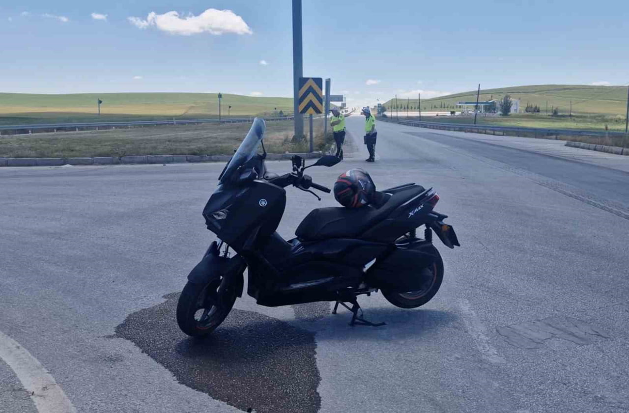 ÇORUM'UN ALACA İLÇESİNDE OTOMOBİL İLE ÇARPIŞAN MOTOSİKLETİN SÜRÜCÜSÜ YARALANDI.